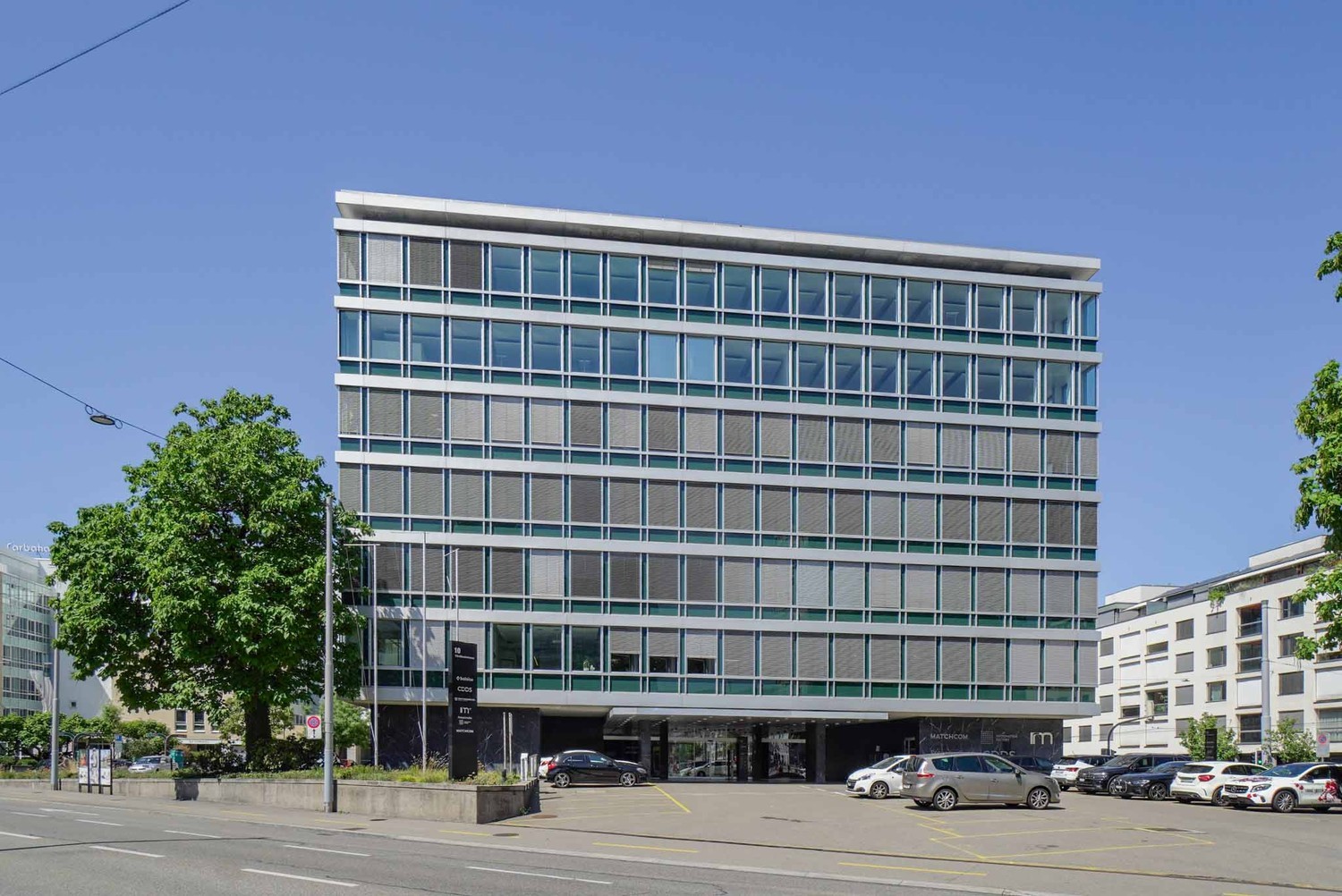 1070m² office