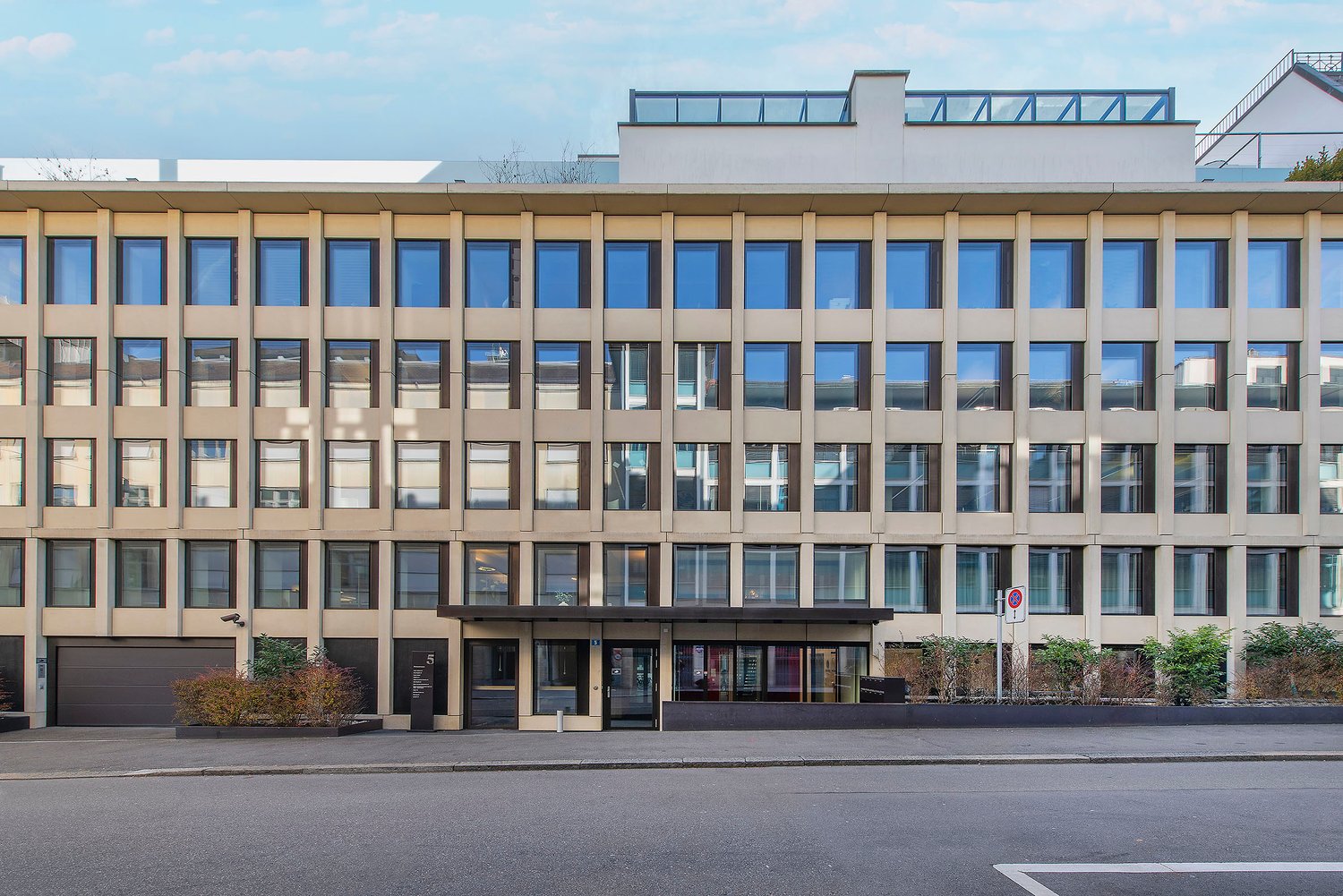 710m² office