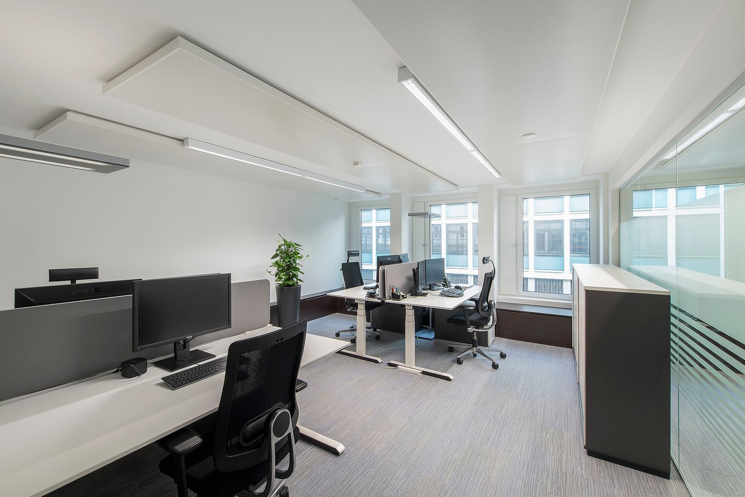 710m² office