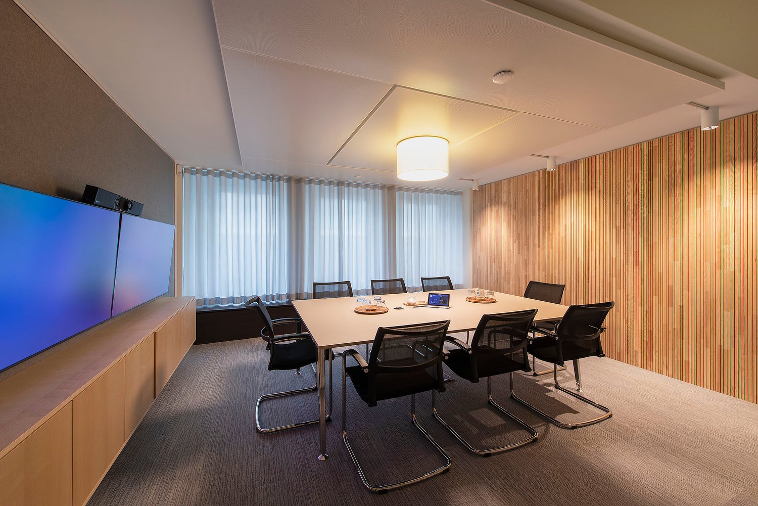 710m² office