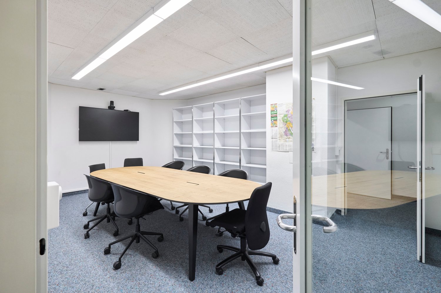 825m² office