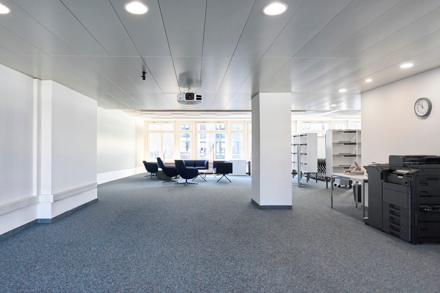 825m² office