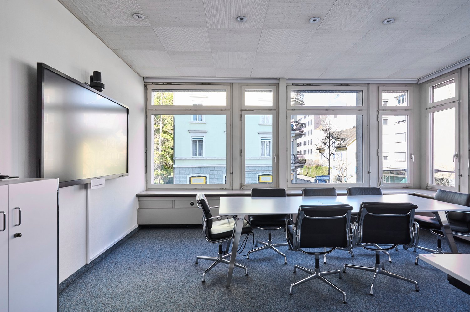 825m² office